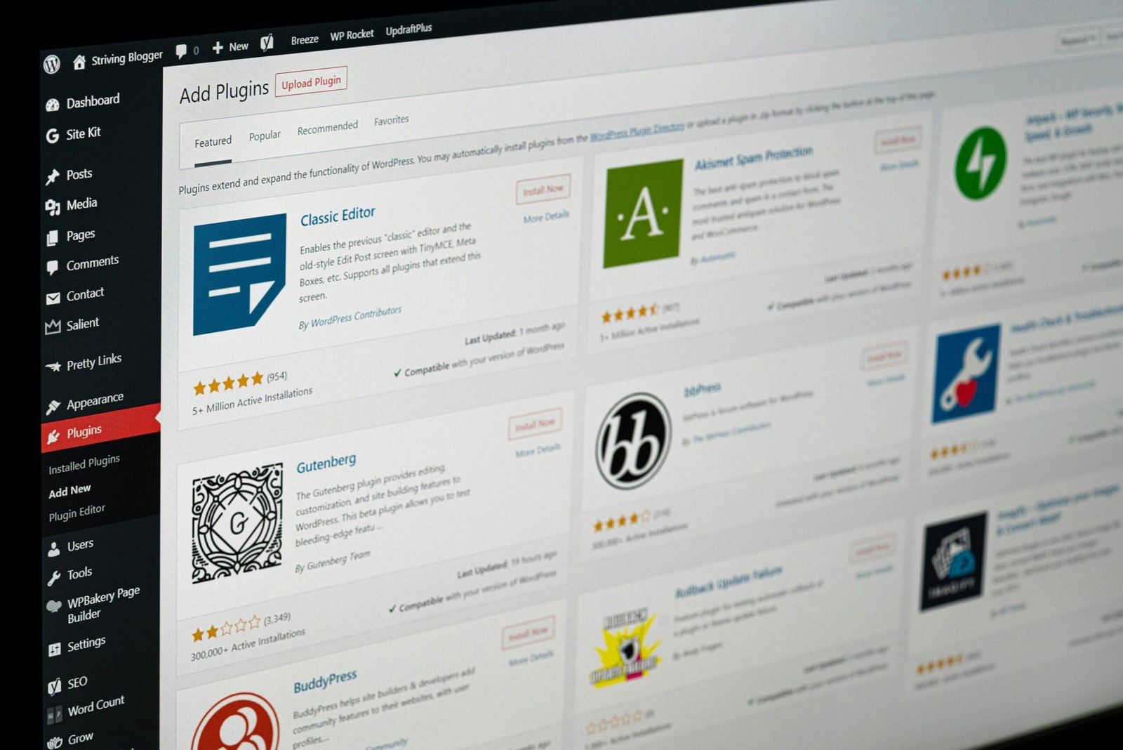 Featured image showing 3 best WordPress plugins for beginners in 2025 with SEO, speed, and design focus